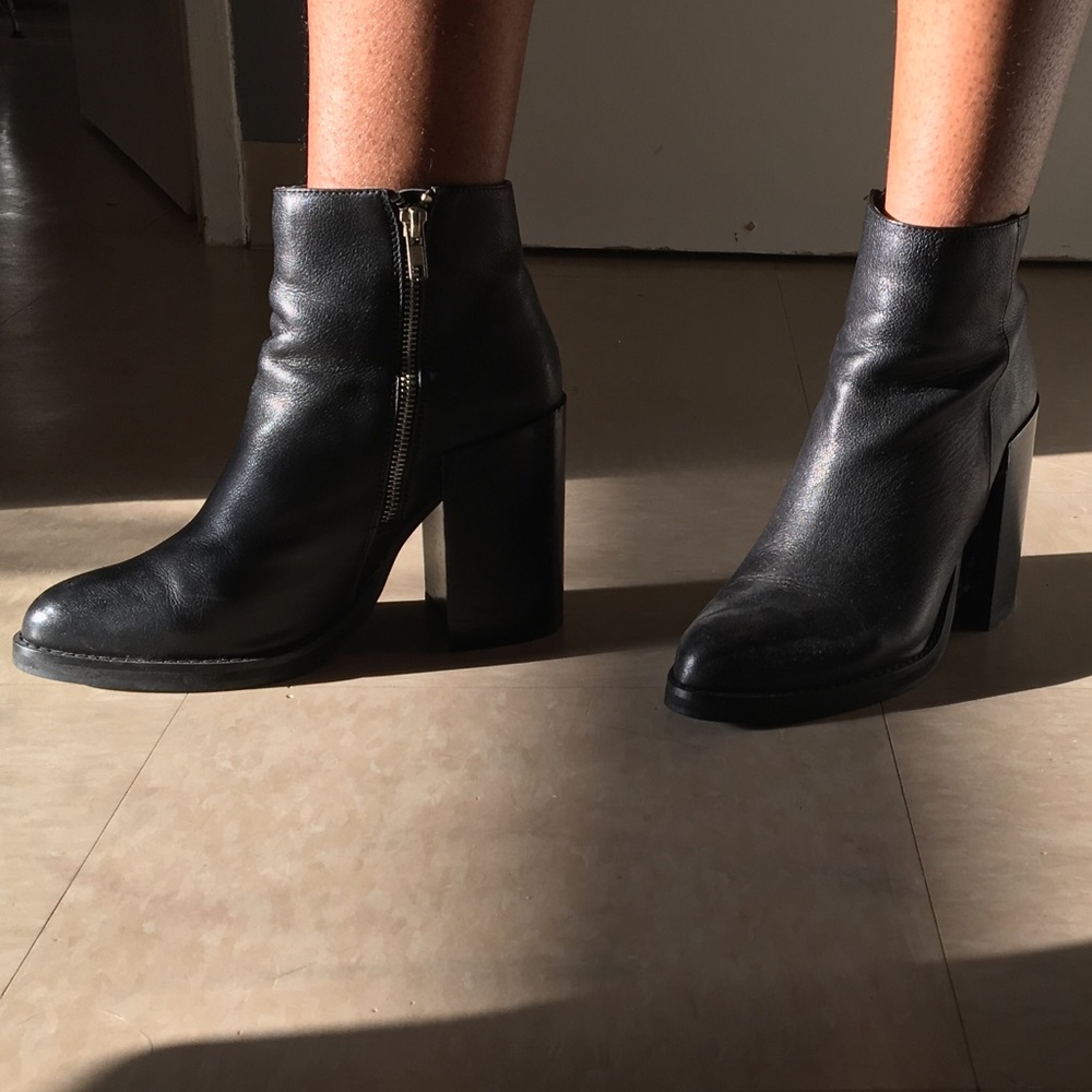 Chunky heel black leather booties